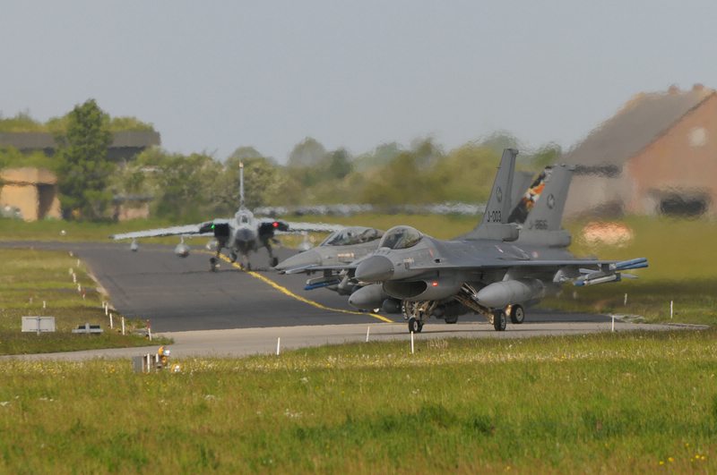 comp_pic6 by Schymura  Ziegenthaler.jpg - The F-16s from the Netherlands wait for their clearance at Jagel 